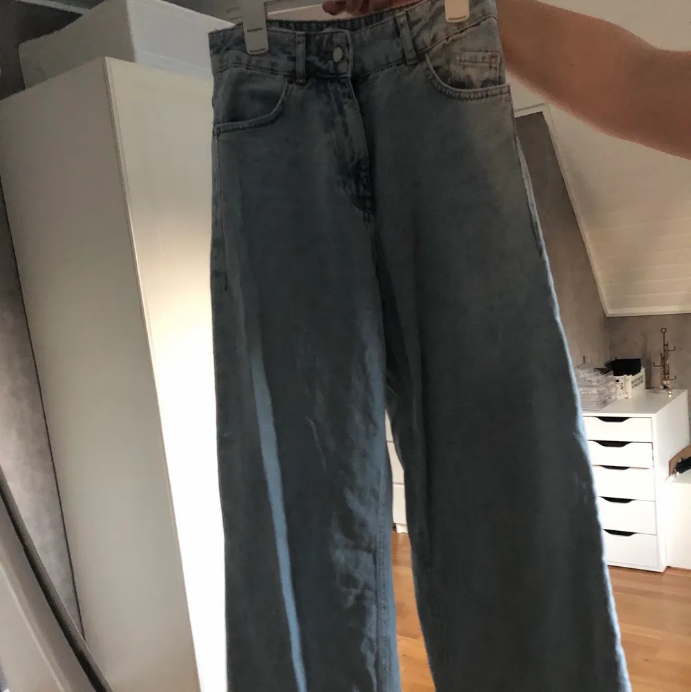 Sjuk sköna jeans ifrån zara som passar för dom som är lite längre. Storlek: 36 men 34 fungerar också. köparen står alltid för frakten, för fler frågor är det bara å skriva💖💖 postbevis skickas alltid<3. Jeans & Byxor.