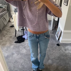 Jeans  - Snygga jeans som jag köpte här på plick för några veckor sedan….tyvärr är dem för stora för mig. Älskar att dem är jätte långa därför passar dem långisar som mig så de är synd att låta dem ligga hemma, därför säljer jag dem tyvärr… jätte fina och oanvända inprincip💖💖priset går att diskutera (lånade bilder)