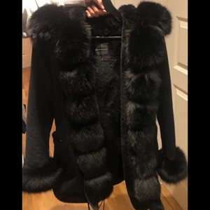 Svart pälsjacka (äkta) - Säljer nu min svarta pälsjacka har haft den 1 vinter så den är som ny, jättefin i stk S köpte den på garoff för 4000kr
