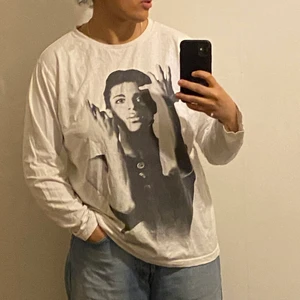 Prince tröja  - En tröja med Prince på framsidan, köptes för ett bra tag sen men växte snabbt ur den 