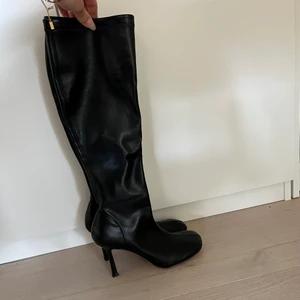 Skinnboots med klack❤️ - Superfina boots med klack från nakd💓 Använda 1 gång, nyskick!!❤️❤️ Storlek 39. Nypris 879kr🫶
