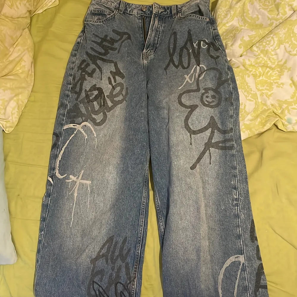 Coola jeans ifrån hm, köpta för 250 säljer för 100 + frakt! Snabb affär!. Jeans & Byxor.