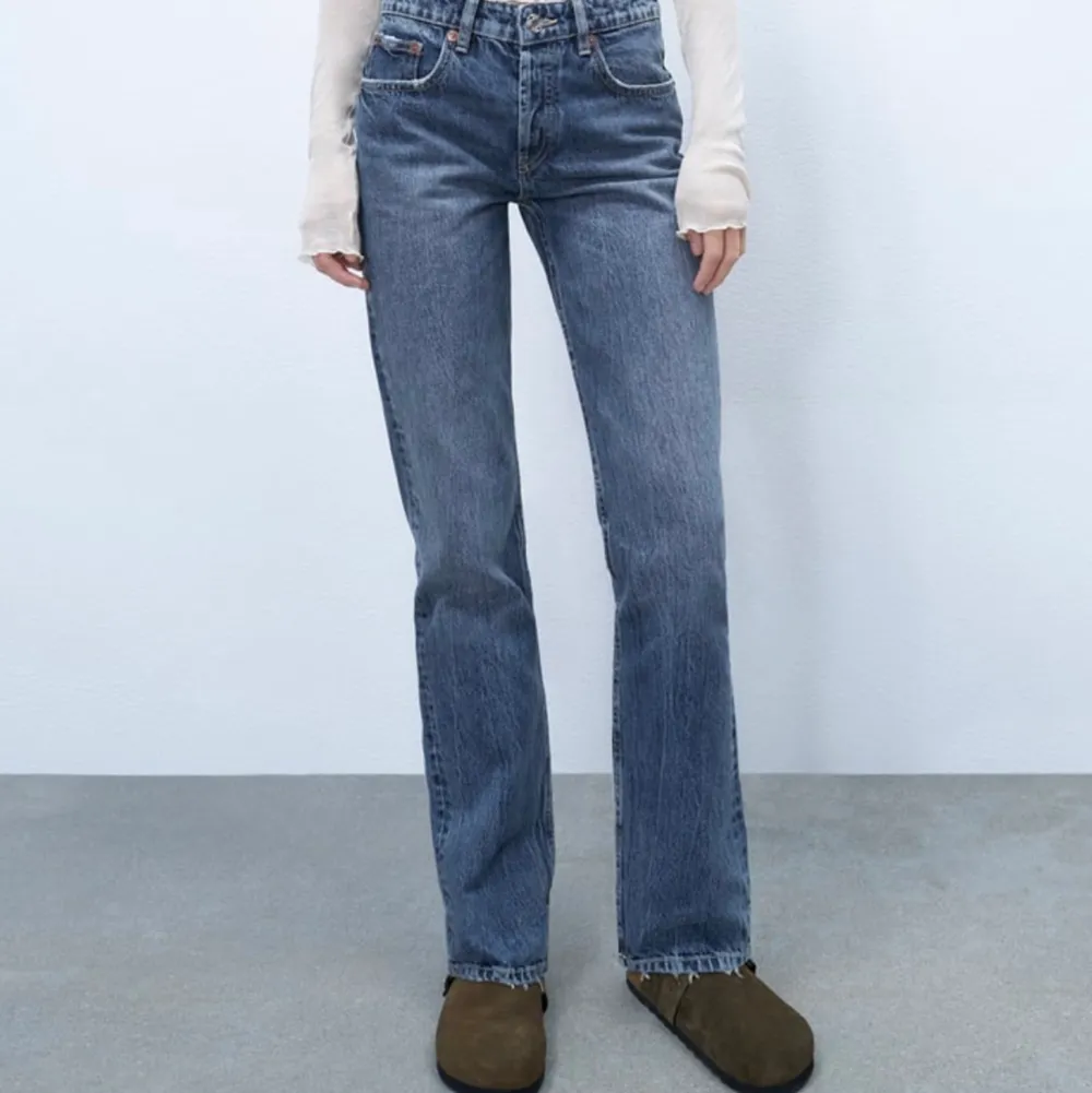 Nu gör jag en intressekoll på dessa snygga Zara jeansen eftersom jag aldrig använt dom! Dom är helt oanvända endast provade på och därför har dom prislapp och allt kvar. Dom är helt slutsålda på deras hemsida. Högst budande får köpa byxorna, så de är ba att buda på!💗💗. Jeans & Byxor.