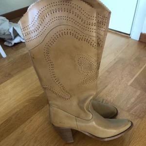 Höga Stövlar - Finaste höga stövlarna med klack till i sommar! Köpta second hand, vet tyvärr inte var de kommer ifrån då det inte finns något märke. Storlek 40 men passar nog 39 också! 😊