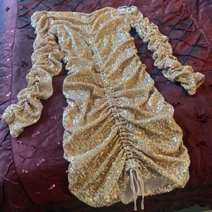 Zara klänning  - Plagget är använt en gång och är i bra skick 