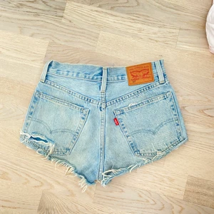 LEVIS 501 SHORTS - Jeansshorts från levis i modellen 501. Mycket fint skick och storlek XS !🥰