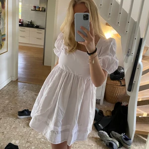 Vit klänning  - Säljer denna fina vita klänning. Perfekt till studenten! Aldrig använd med lappen kvar! 💕 
