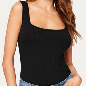 Svart ribbad linne  - Ribbad linne. Bra material. Formpassande.  