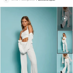 Hanna Schönberg ribbade byxor  - Slutsålda Vita ribbade byxor från kollektion Hanna Schönberg, använda ett par gånger men helt i perfekt skick. Det är strl XS men passar på mig som kan ha S och ibland M i byxor, alltså rätt stretchiga. Buda! 