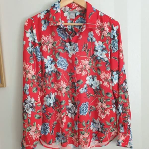 A floral shirt, light fabric, size M - A floral shirt in light fabric, perfect for spring / summer. Never worn, no damage, no signs of wear