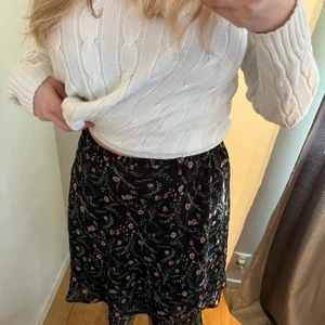 jättesöt medellång kjol  - Så söt kjol 🖤 Passar mig som har m, men skulle nog också funka för någon som har s, då midjan är stretchig. Funkar både som högmidjad och lågmidjad, se bilderna 😊