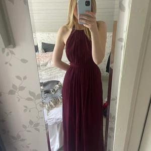 Långklänning - Mörkröd/lila långklänning med öppen rygg, perfekt till bal✨ Storlek 32, köpt på Nelly 