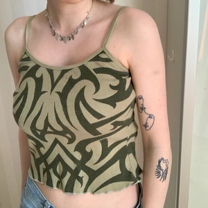 Grönt linne med mönster - Var länge mitt favorit linne! Men kommer tyvärr inte till lika mycket användning länge. Aldrig sett någon med ett likadant!