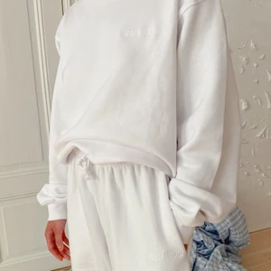 Djerf Avenue mjukisbyxor & mjukis tröja - Säljer mitt vita Djerf set som är slutsålt sen länge, och vet inte om det kommer tillbaka! Fint skick❤️ strl S. Säljer det endast tillsammans. Nypris 2000 kronor. Frakt betalar man själv!