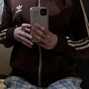 Adidas zip tröja - Säljer denna då den tyvärr inte sitter så som jag vill längre. Där är lite slitningar på den men inget märkvärdigt mer än att färgen på dragkedjan försvunnit lite och lite noppror på sträcken. Den tvättas såklart innan jag skickar den så allt katthår försvinner <3