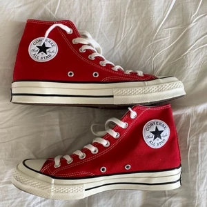 Röda converse - Fint skick stl 39!