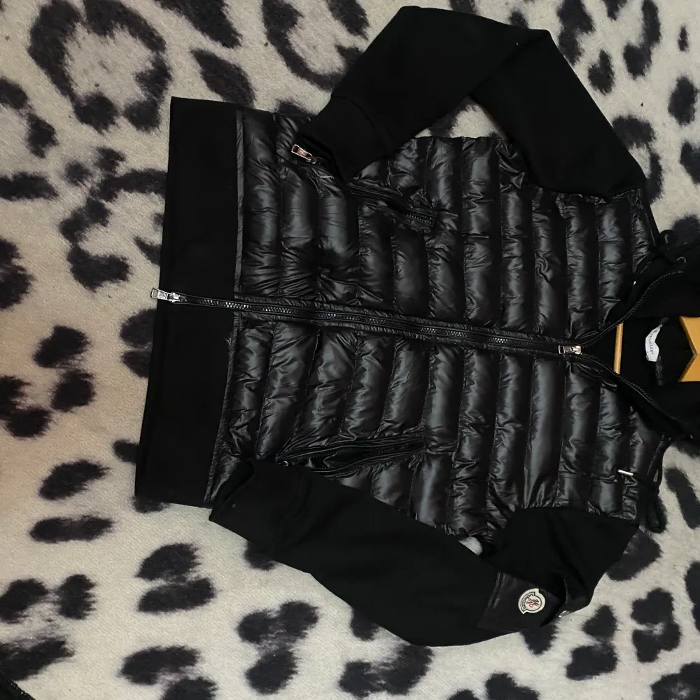 Moncler Hood cardigan unisex svart färg  med luva  . Jackor.