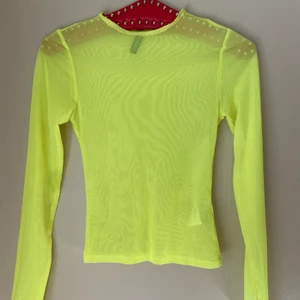 Mesh topp - En långärmad topp i mesh, använd fåtal gånger. Det har varit polo krage men klippt bort, mer bilder kan skickas privat. Från HM