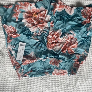 Blommiga shorts - Nya blommiga shorts från Gina. 