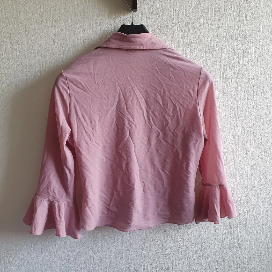 Somrig topp I babyrosa med volangärmar - 91