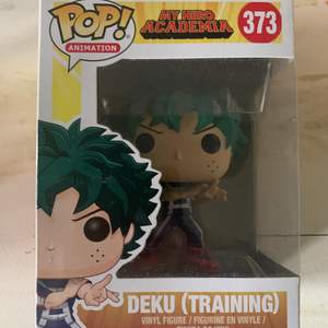 MÖTS ENDAST UPP!! Säljer denna figur av Deku eftersom jag inte längre gillar My Hero Academia. Köptes ett par år sen och är inte trasig eller repig. 