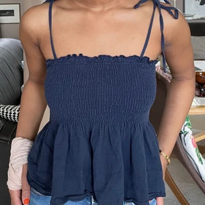 Somrig topp - Jätte söt mörkblå ”volangtopp”, passar till allt🫐🤍