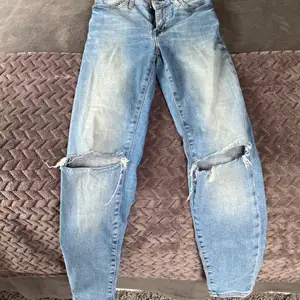 Blå skinny jeans med hål på som är använda mycket men inte som man kan se så förutom att de är lite urtvättade. Från never denim i strl xs som passar bra i längden på mig som är 166 cm men försmå i midjan på mig därför säljer jag dessa nu.