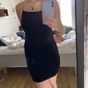 Kläning  - Svart klänning med kristall axelband som korsas i ryggen. Sammet tyg. 