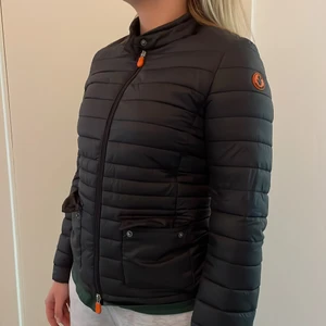 Save the duck jacka stl XS - Svart jacka från Save the duck, ett cruelty free märke! Normal passform, storlek 1/XS jag är 160cm lång. Perfekt vår/höstjacka! I jättefint skick. Kan mötas upp i Malmö eller skickas med spårbar frakt för 66kr