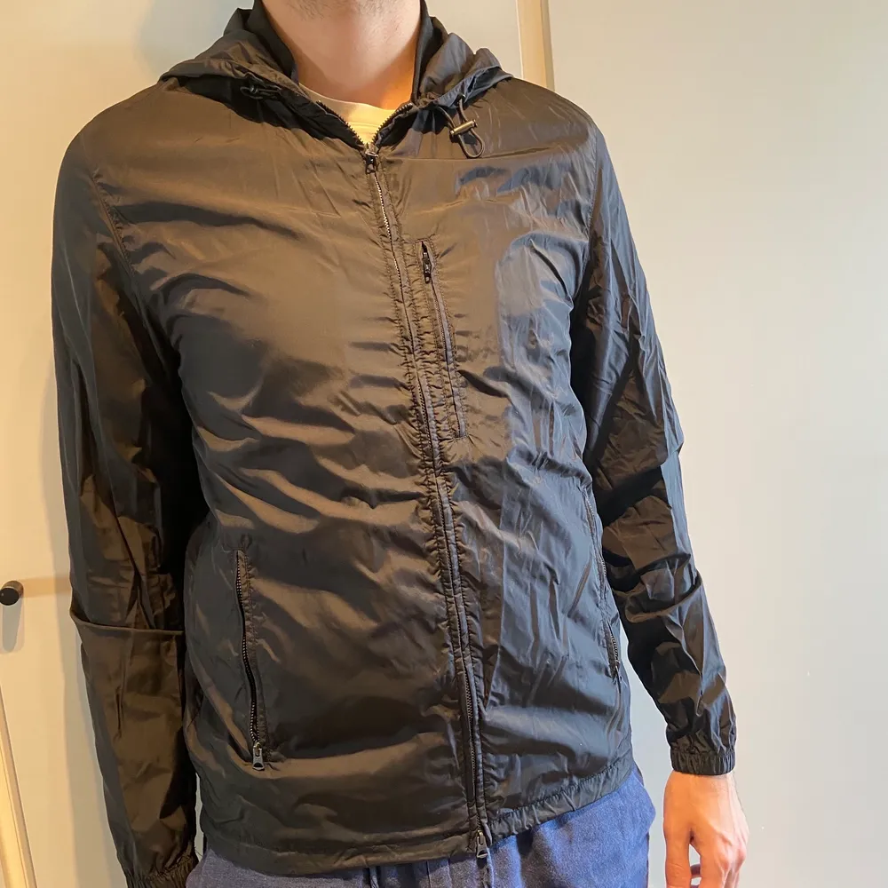 En nylonjacka från Acne Studios i storlek 46 - Herr (S/M). Funkar även för dam S/M.  Modell: Wilfred new jacket  Använd endast fåtal gånger. Nypris: 2300kr. Jackor.