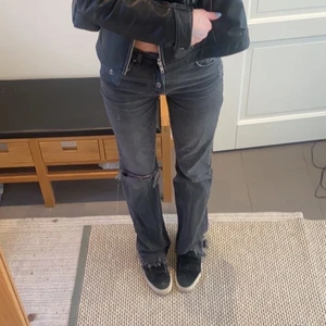 Straight jeans - Jeans från Gina tricot, jättelånga!! Jag är 178. Har redan en klipp effekt i slutet så är du kortare är det bara att klippa dom!💫 stl s, mid waist 
