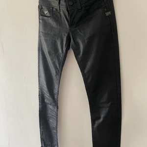 G-star jeans  - G-star jeans, fake läder/ skinn. Lappen är borta men skulle gissa på storlek S.  Köparen står för frakten. 