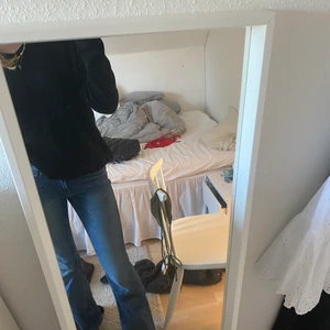 Jeans  - Säljer dessa fina jeans, inte använda alls mycket men köpt för jättelängesen❤️ köpt på barnavdelningen och är storlek 170 men skulle säga att du passar mig som vanligtvis har S och är 176