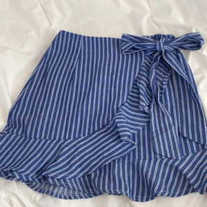 Randig kjol strl xs - Säljer denna superfina kjolen från SHEIN i strl xs. Superbra skick! Säljer för 55kr + frakt (köpt för 149kr) 🫶🏼⭐️