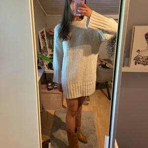 Stickad klänning - Jättefin stickad klänning från Lindex som är perfekt till den kommande hösten. Ny med prislapp kvar. Ordinariepris är 399kr. Köparen står för frakten❤️ (Jag är ca 175cm lång)