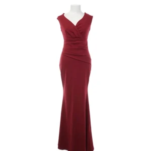 Röd klänning - Klänningen köptes för 3 år sedan från bubbleroom till min bal, användes endast en gång och har bevarats fint och är som i nyskick. Priset kan diskuteras.