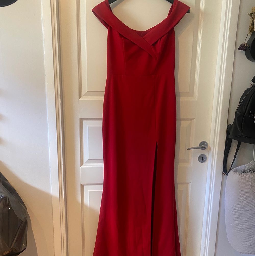 Röd balklänning med slits från Bubbleroom i Stl M. Aldrig använd med prislapp kvar! Köparen betalar frakt (70kr). Klänningar.