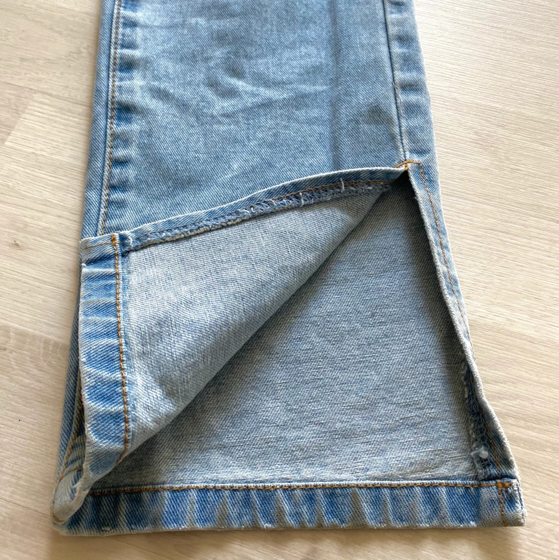 Jeans i en ljusblå tvätt från missguided - 90