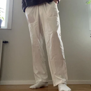 Linnebyxor - Ett par riktigt snygga vita linnebyxor!                                    - rak och avslappnad passform                                                 - fint skick, förutom 2 små hål. Hör av er för bilder på hålen. Syns knappt och är lätta att fixa!                                                                   - storlek: justerbar i midjan och passar L31-32.                       - pris: 295kr