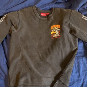 Supreme hoodie - Tja säljer min supreme tröja/hoodie på grund av att den är för stor för mig. Tröjan har tryck på armarna, framdelen och på backdelen på tröjan. 