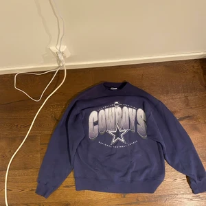 Cowboys sweatshirt ”collegetröja” M - Hej, säljer nu min collegetröja. Den är i croppad fit och köpt på beyond retro. Den är i bra skick och passar någon som vanligtvis har Medium eller Small. Hör av er vid frågor.
