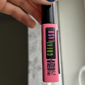 Maybelline Mascara - Säljer denna Great Lash mascara från Maybelline. Jag fick denna och en annan som födelsedagspresent men har inte använt denna alls för den va vattenfast och jag brukar inte använda vattenfasta mascararor så därför säljer jag den istället. Den är i väldigt bra skick, helt oanvänd o det kan man se där jag tog bild. Kontakta för fler bilder. 