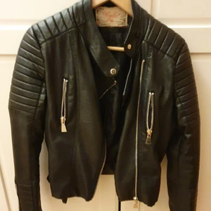 Skinnjacka Voyelles - Lätt använd skinnjacka köpt på Chiquelle. Den är storlek 40 men passar mer som 38. Den är helt felfri utan hål o dylikt.