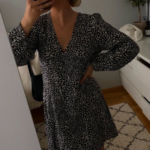 Oanvänd zara klänning  - Oanvänd klänning från zara med prislapp kvar! 🤍 storlek L men sitter som en S!