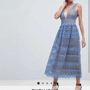 SÖKER boohoo exklusive klänning - Söker klänning från boohoo’s exclusive i spets.  Storlek 34-36