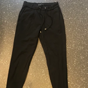 Svarta kostym byxor - Svarta kostym byxor i stl 34 passar xxs/xs! Nyskick och köptes för 199 kr. Fickor fram och fejkfickor bak, fint material och justerbara i midjan!