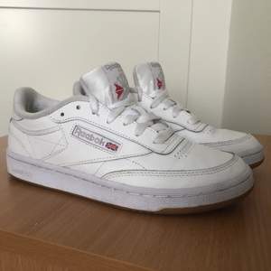 Reebok Club C 85 | Color: white / light grey / gum | Size: EUR 38 / UK 5 / USA 7 1/2 | Condition: barely worn, because the shape of the shoe doesn’t fit me that well, so very good condition. Bought in January 
