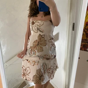 Sommar klänning - !!Intressekoll!! En super fin sommarklänning men blommor och spets. Väldigt naturliga färger. Säljer pga att den är för liten/kort för mig vid bysten. Den är från ellos och är strl 34-36 men passar mig som är 38/40 överallt annars. strapsen knyts även så de är också justerbara. Älskar den så säljer vid ett bra pris💞