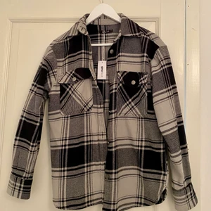 Rutig skjortjacka  - Helt ny med prislapp från ginatricot, stl XS (passar även S)