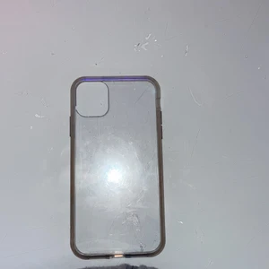 Genomskinligt mobil skal❤️ - Detta är ett jätte fint mobil skal i ett bra skick, har använts kanske 3-4 gånger, lite små repor men syns inte när man har en mobil i, kanterna är lite mörkare men det syns inte heller när man har en mobil i, det är till en iPhone 11 eller Xr! ❤️